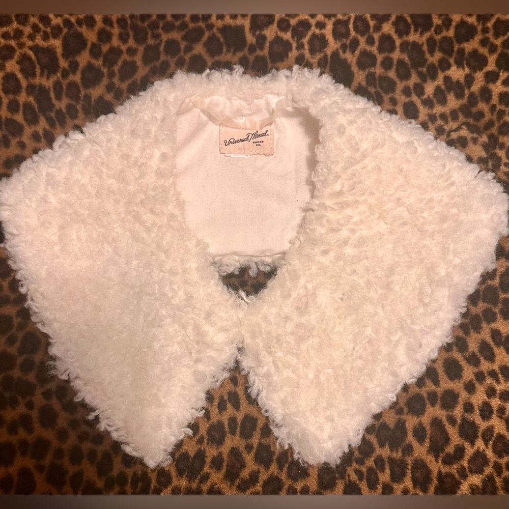 Universal Thread White Faux Collar
